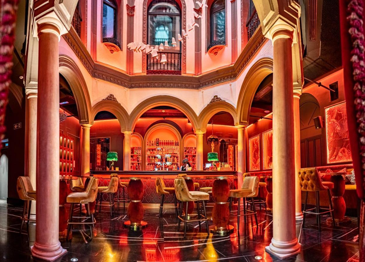 Hotel Lobby เซบีญา ภายนอก รูปภาพ The bar at the nightclub