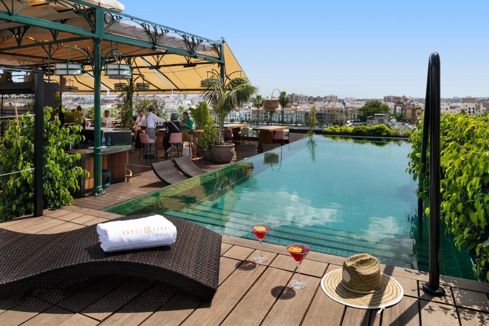 Hotel Lobby เซบีญา ภายนอก รูปภาพ Rooftop pool