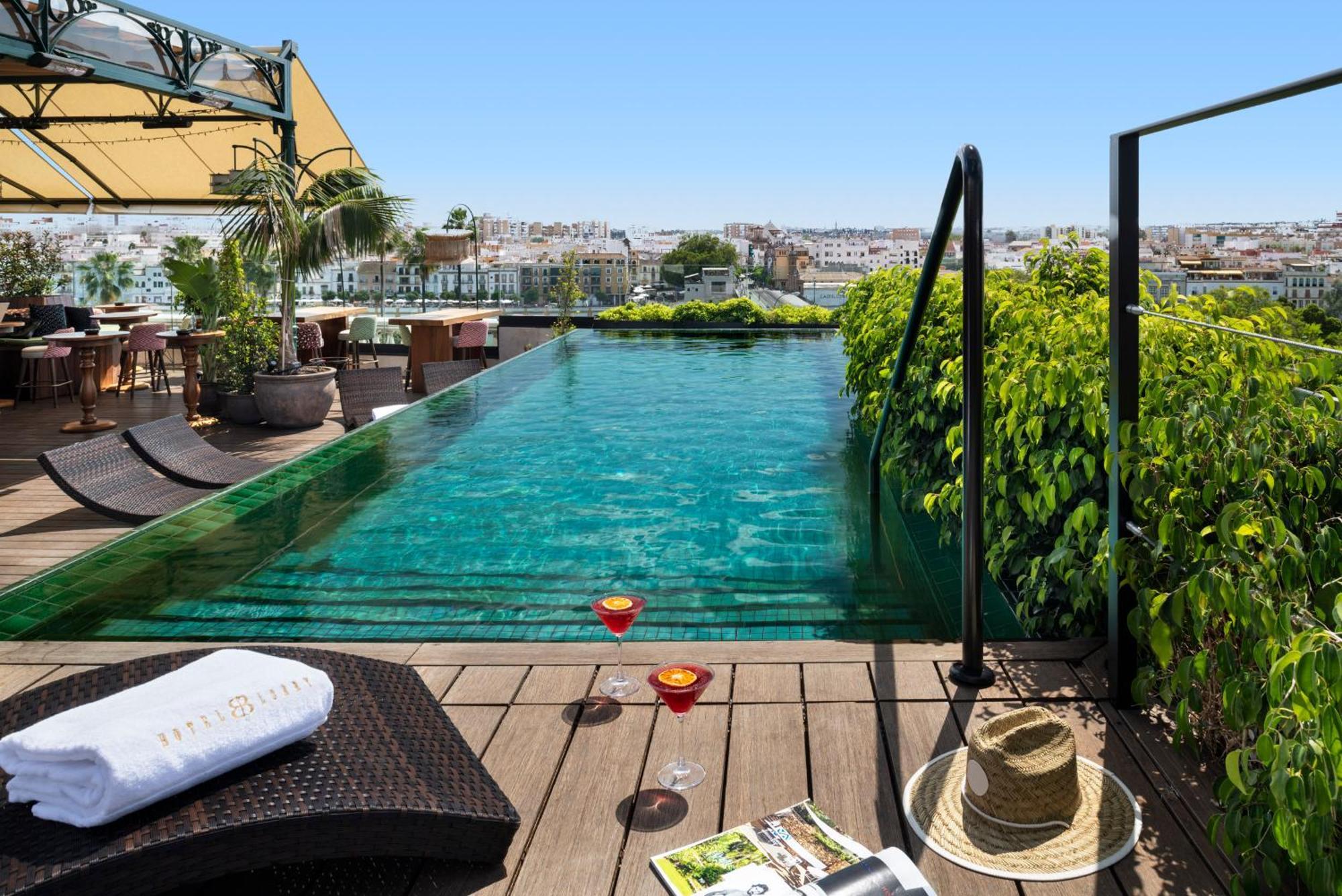 Hotel Lobby เซบีญา ภายนอก รูปภาพ Rooftop pool