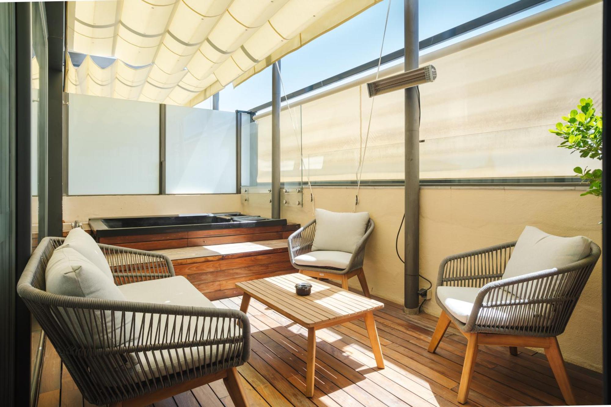 Hotel Lobby เซบีญา ภายนอก รูปภาพ A balcony with a retractable awning