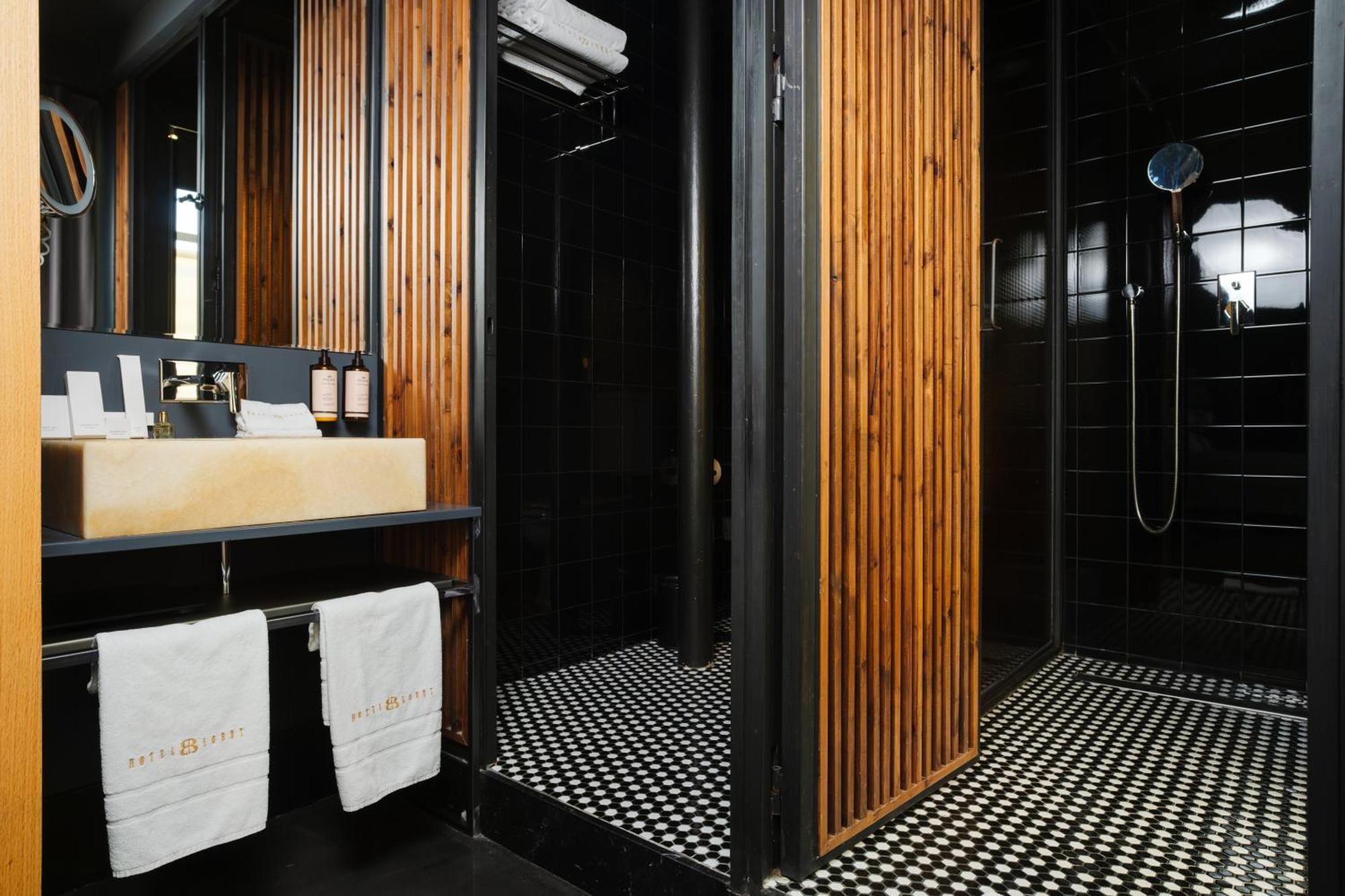 Hotel Lobby เซบีญา ภายนอก รูปภาพ Bathroom