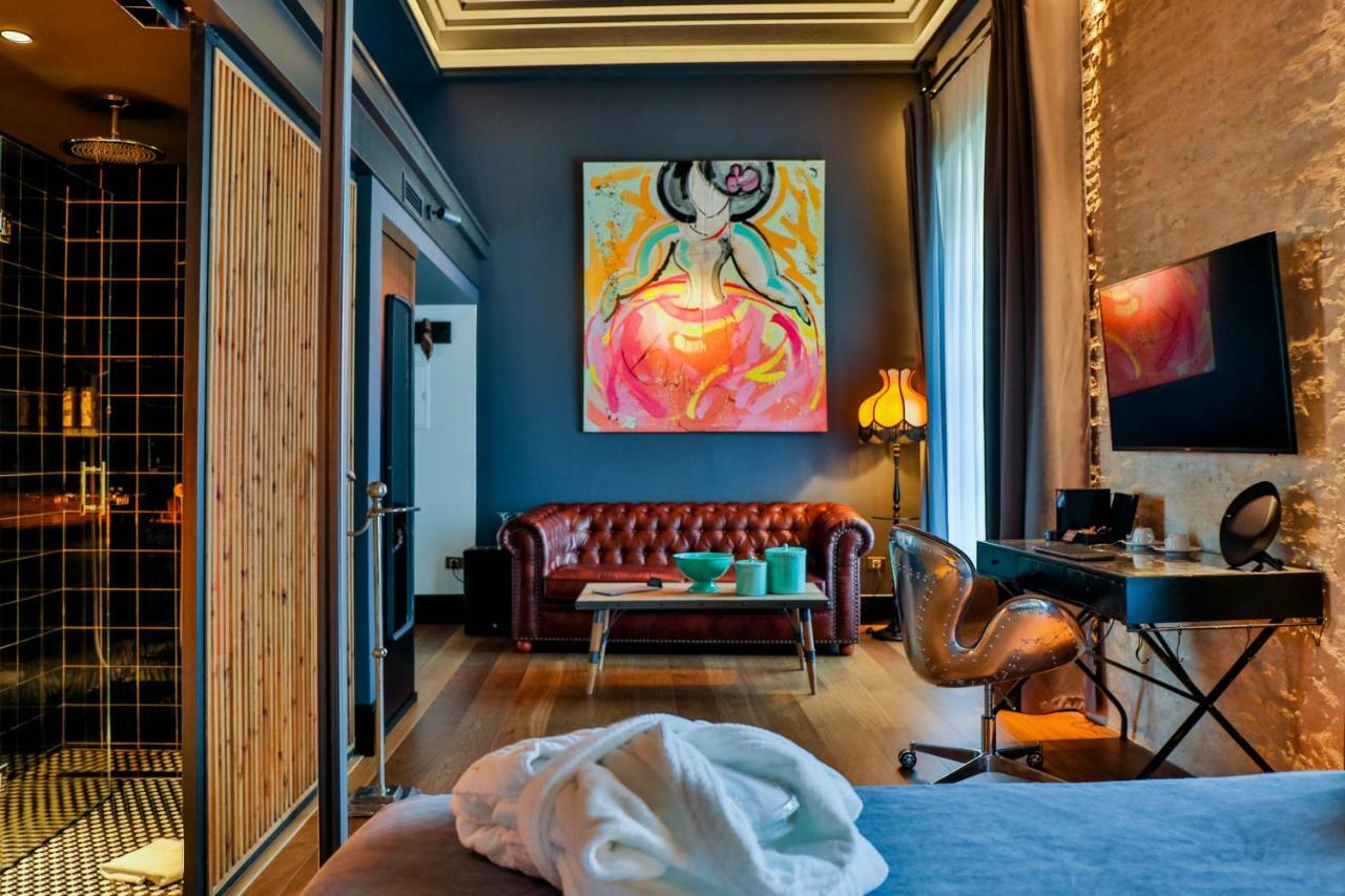 Hotel Lobby เซบีญา ภายนอก รูปภาพ A room at the hotel