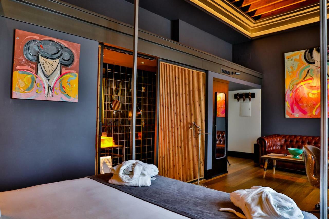 Hotel Lobby เซบีญา ภายนอก รูปภาพ A room at the hotel
