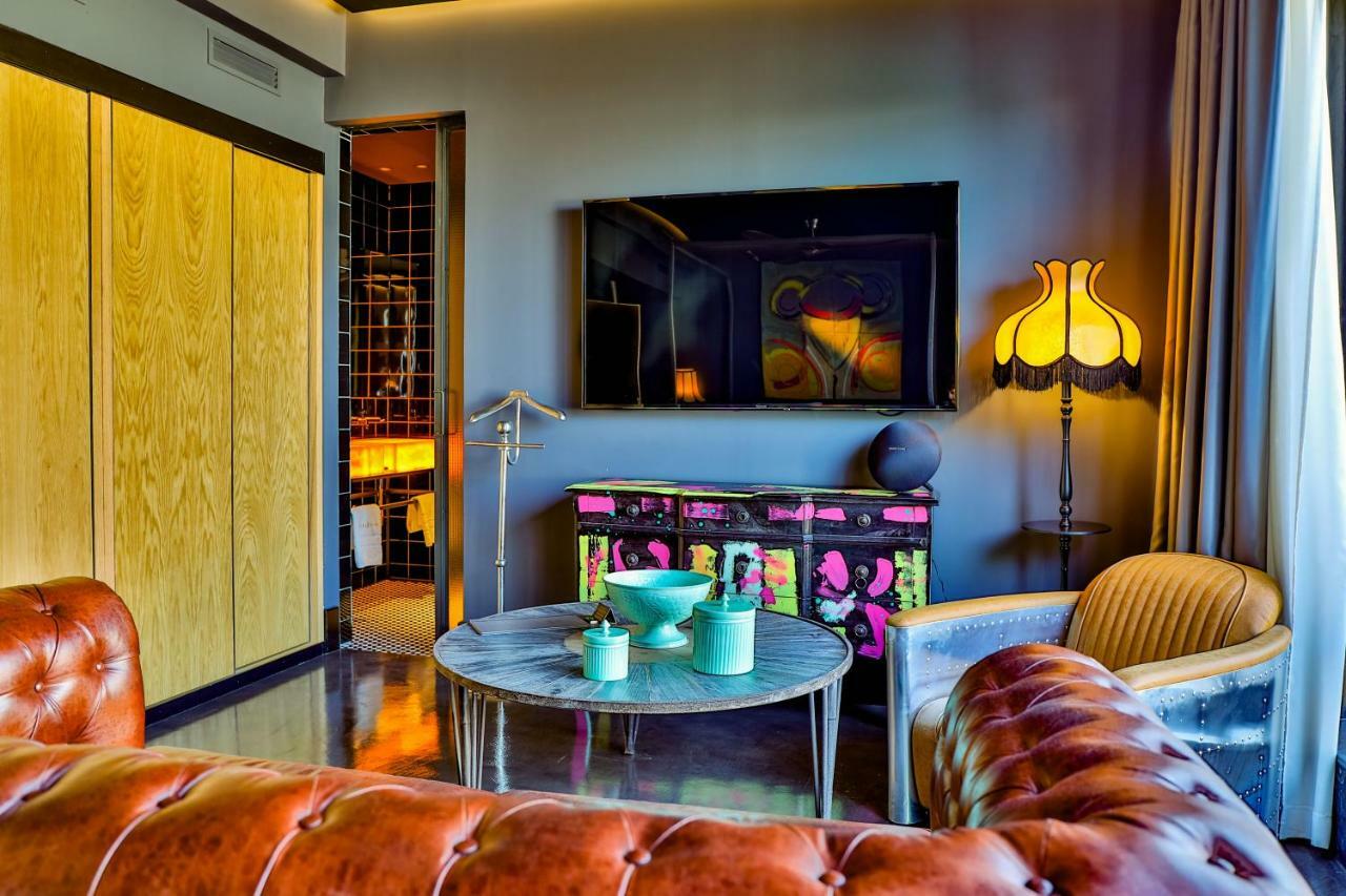 Hotel Lobby เซบีญา ภายนอก รูปภาพ A suite at the hotel