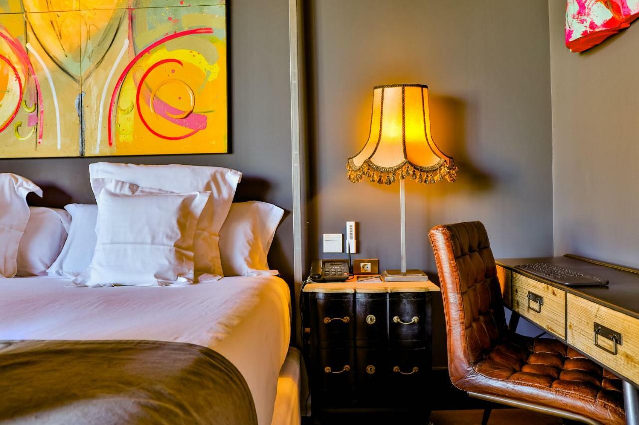 Hotel Lobby เซบีญา ภายนอก รูปภาพ A bedroom at the Hotel Indigo