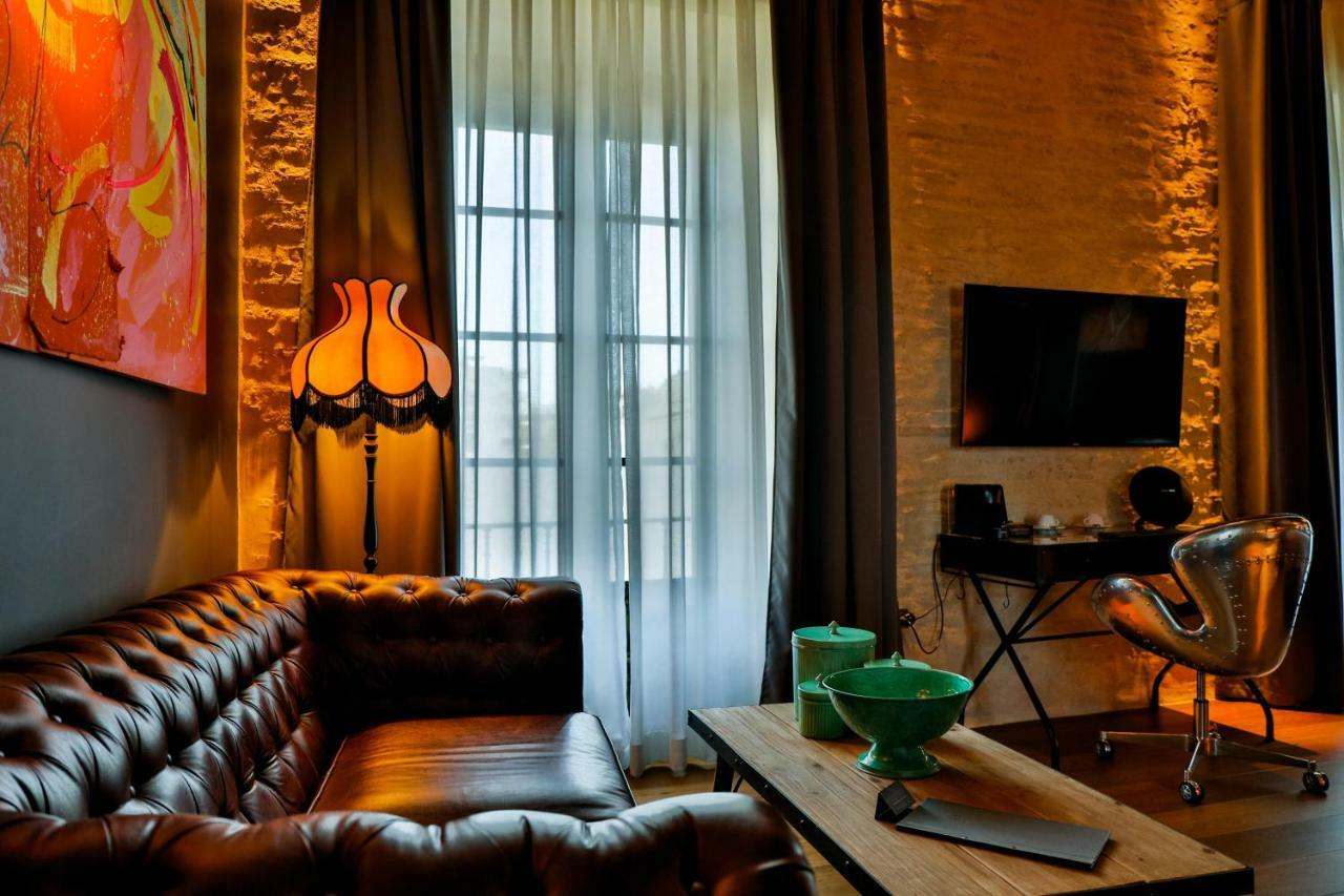 Hotel Lobby เซบีญา ภายนอก รูปภาพ A living room in a typical apartment