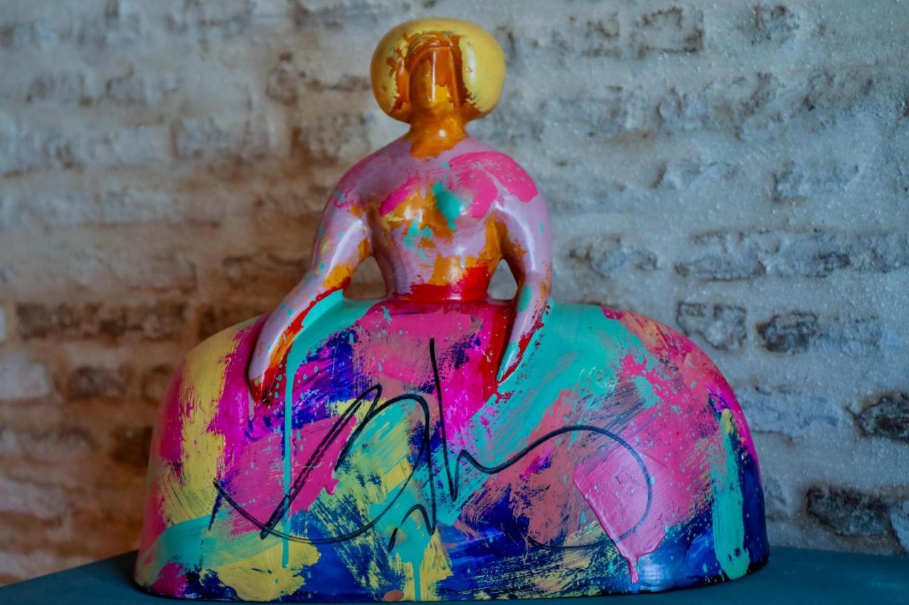 Hotel Lobby เซบีญา ภายนอก รูปภาพ A sculpture by artist and designer, Mark Harris