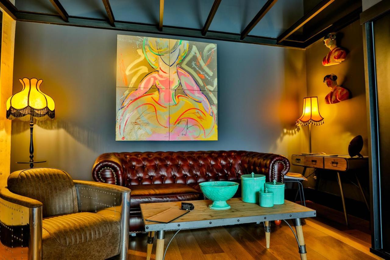 Hotel Lobby เซบีญา ภายนอก รูปภาพ The interior of the gallery